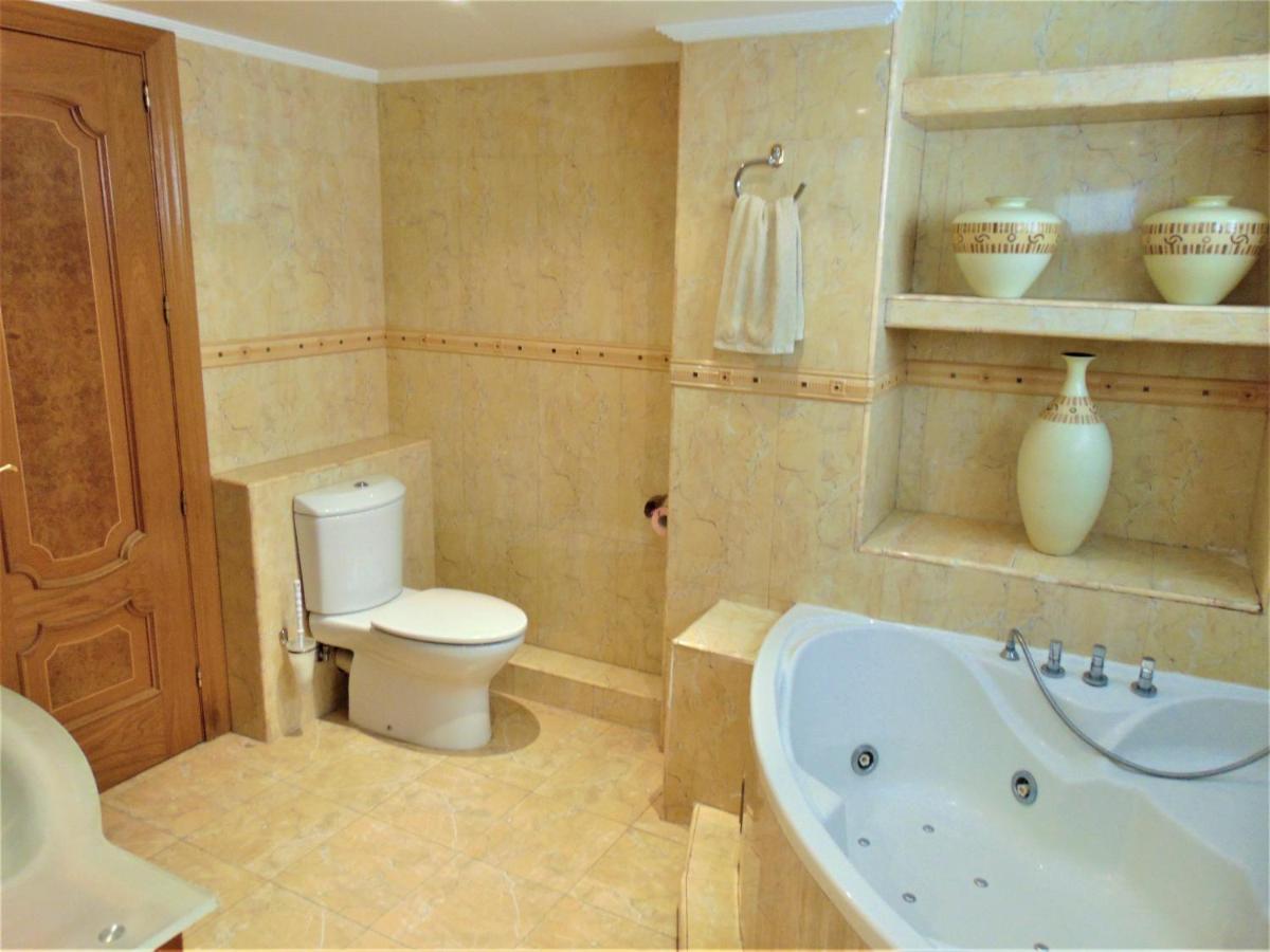 Beachfront, Two Bed- & Bathrooms, Private Parking Fuengirola Kültér fotó